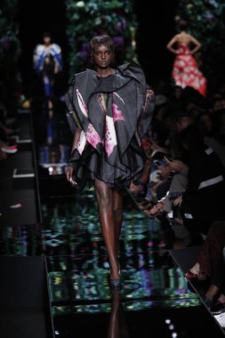 Milan, İtalya - 21 Eylül: Duckie Thot pist Moschino hazır giyim ilkbahar/yaz 2018 defile sırasında Milano, İtalya Milano moda hafta ilkbahar/yaz 2018 üzerinde 21 Eylül 2017 yürür.