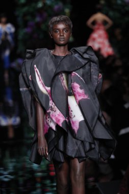 Milan, İtalya - 21 Eylül: Duckie Thot pist Moschino hazır giyim ilkbahar/yaz 2018 defile sırasında Milano, İtalya Milano moda hafta ilkbahar/yaz 2018 üzerinde 21 Eylül 2017 yürür.