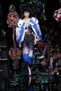 Milan, İtalya - 21 Eylül: Yoon genç Bae pist Moschino hazır giyim ilkbahar/yaz 2018 defile sırasında Milano, İtalya Milano moda hafta ilkbahar/yaz 2018 üzerinde 21 Eylül 2017 yürür.