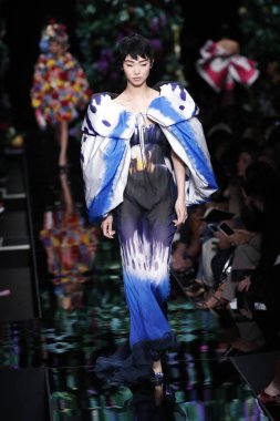 Milan, İtalya - 21 Eylül: Yoon genç Bae pist Moschino hazır giyim ilkbahar/yaz 2018 defile sırasında Milano, İtalya Milano moda hafta ilkbahar/yaz 2018 üzerinde 21 Eylül 2017 yürür.