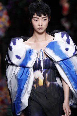 Milan, İtalya - 21 Eylül: Yoon genç Bae pist Moschino hazır giyim ilkbahar/yaz 2018 defile sırasında Milano, İtalya Milano moda hafta ilkbahar/yaz 2018 üzerinde 21 Eylül 2017 yürür.