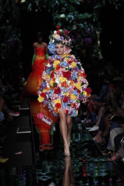 Milan, İtalya - 21 Eylül: Manken pist Moschino hazır giyim ilkbahar/yaz 2018 moda gösterisine, Milano, İtalya Milano moda hafta ilkbahar/yaz 2018 üzerinde 21 Eylül 2017 sırasında yürür.