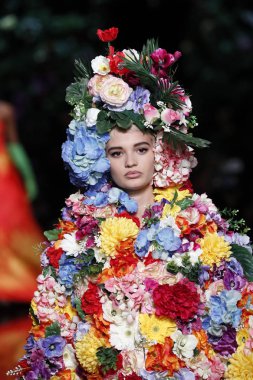 Milan, İtalya - 21 Eylül: Manken pist Moschino hazır giyim ilkbahar/yaz 2018 moda gösterisine, Milano, İtalya Milano moda hafta ilkbahar/yaz 2018 üzerinde 21 Eylül 2017 sırasında yürür.