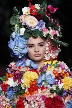 Milan, İtalya - 21 Eylül: Manken pist Moschino hazır giyim ilkbahar/yaz 2018 moda gösterisine, Milano, İtalya Milano moda hafta ilkbahar/yaz 2018 üzerinde 21 Eylül 2017 sırasında yürür.