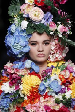 Milan, İtalya - 21 Eylül: Manken pist Moschino hazır giyim ilkbahar/yaz 2018 moda gösterisine, Milano, İtalya Milano moda hafta ilkbahar/yaz 2018 üzerinde 21 Eylül 2017 sırasında yürür.