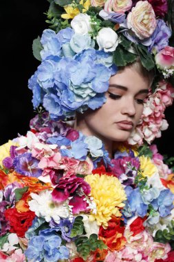 Milan, İtalya - 21 Eylül: Manken pist Moschino hazır giyim ilkbahar/yaz 2018 moda gösterisine, Milano, İtalya Milano moda hafta ilkbahar/yaz 2018 üzerinde 21 Eylül 2017 sırasında yürür.