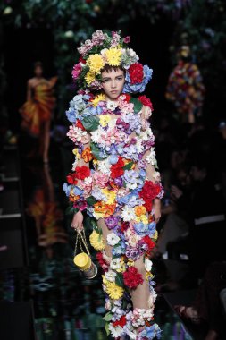 Milan, İtalya - 21 Eylül: Lea Julian pist Moschino hazır giyim ilkbahar/yaz 2018 defile sırasında Milano, İtalya Milano moda hafta ilkbahar/yaz 2018 üzerinde 21 Eylül 2017 yürür.