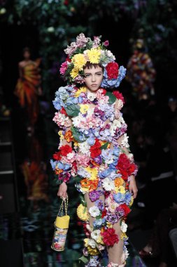 Milan, İtalya - 21 Eylül: Lea Julian pist Moschino hazır giyim ilkbahar/yaz 2018 defile sırasında Milano, İtalya Milano moda hafta ilkbahar/yaz 2018 üzerinde 21 Eylül 2017 yürür.