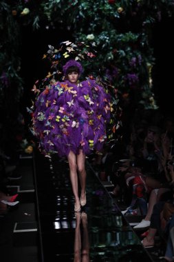 Milan, İtalya - 21 Eylül: Vanessa Moody pist Moschino hazır giyim ilkbahar/yaz 2018 defile sırasında Milano, İtalya Milano moda hafta ilkbahar/yaz 2018 üzerinde 21 Eylül 2017 yürür.