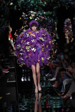 Milan, İtalya - 21 Eylül: Vanessa Moody pist Moschino hazır giyim ilkbahar/yaz 2018 defile sırasında Milano, İtalya Milano moda hafta ilkbahar/yaz 2018 üzerinde 21 Eylül 2017 yürür.