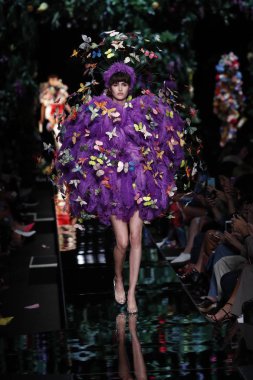 Milan, İtalya - 21 Eylül: Vanessa Moody pist Moschino hazır giyim ilkbahar/yaz 2018 defile sırasında Milano, İtalya Milano moda hafta ilkbahar/yaz 2018 üzerinde 21 Eylül 2017 yürür.