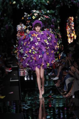 Milan, İtalya - 21 Eylül: Vanessa Moody pist Moschino hazır giyim ilkbahar/yaz 2018 defile sırasında Milano, İtalya Milano moda hafta ilkbahar/yaz 2018 üzerinde 21 Eylül 2017 yürür.
