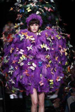 Milan, İtalya - 21 Eylül: Vanessa Moody pist Moschino hazır giyim ilkbahar/yaz 2018 defile sırasında Milano, İtalya Milano moda hafta ilkbahar/yaz 2018 üzerinde 21 Eylül 2017 yürür.