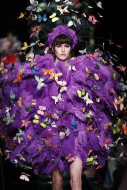 Milan, İtalya - 21 Eylül: Vanessa Moody pist Moschino hazır giyim ilkbahar/yaz 2018 defile sırasında Milano, İtalya Milano moda hafta ilkbahar/yaz 2018 üzerinde 21 Eylül 2017 yürür.