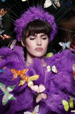 Milan, İtalya - 21 Eylül: Vanessa Moody pist Moschino hazır giyim ilkbahar/yaz 2018 defile sırasında Milano, İtalya Milano moda hafta ilkbahar/yaz 2018 üzerinde 21 Eylül 2017 yürür.