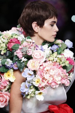 Milan, İtalya - 21 Eylül: Kaia Gerber pist Moschino hazır giyim ilkbahar/yaz 2018 defile sırasında Milano, İtalya Milano moda hafta ilkbahar/yaz 2018 üzerinde 21 Eylül 2017 yürür.