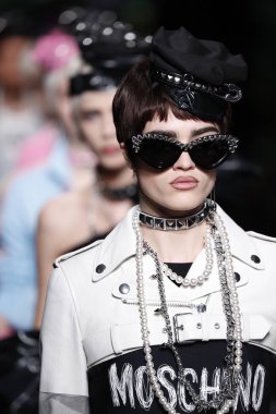 Milan, İtalya - 21 Eylül: Modelleri pist finale Moschino hazır giyim ilkbahar/yaz 2018 moda gösterisine, Milano, İtalya Milano moda hafta ilkbahar/yaz 2018 üzerinde 21 Eylül 2017 sırasında yürümek.