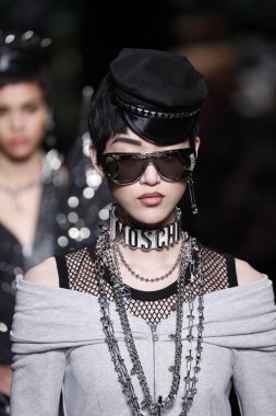 Milan, İtalya - 21 Eylül: Modelleri pist finale Moschino hazır giyim ilkbahar/yaz 2018 moda gösterisine, Milano, İtalya Milano moda hafta ilkbahar/yaz 2018 üzerinde 21 Eylül 2017 sırasında yürümek.