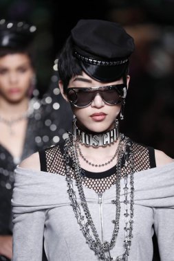Milan, İtalya - 21 Eylül: Modelleri pist finale Moschino hazır giyim ilkbahar/yaz 2018 moda gösterisine, Milano, İtalya Milano moda hafta ilkbahar/yaz 2018 üzerinde 21 Eylül 2017 sırasında yürümek.