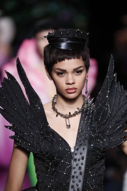 Milan, İtalya - 21 Eylül: Modelleri pist finale Moschino hazır giyim ilkbahar/yaz 2018 moda gösterisine, Milano, İtalya Milano moda hafta ilkbahar/yaz 2018 üzerinde 21 Eylül 2017 sırasında yürümek.