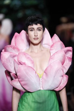 Milan, İtalya - 21 Eylül: Modelleri pist finale Moschino hazır giyim ilkbahar/yaz 2018 moda gösterisine, Milano, İtalya Milano moda hafta ilkbahar/yaz 2018 üzerinde 21 Eylül 2017 sırasında yürümek.