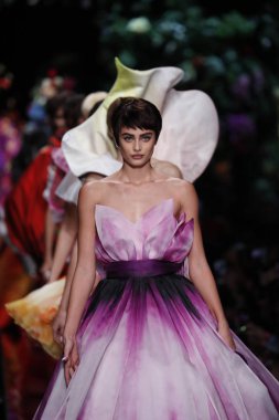 Milan, İtalya - 21 Eylül: Modelleri pist finale Moschino hazır giyim ilkbahar/yaz 2018 moda gösterisine, Milano, İtalya Milano moda hafta ilkbahar/yaz 2018 üzerinde 21 Eylül 2017 sırasında yürümek.