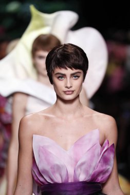 Milan, İtalya - 21 Eylül: Modelleri pist finale Moschino hazır giyim ilkbahar/yaz 2018 moda gösterisine, Milano, İtalya Milano moda hafta ilkbahar/yaz 2018 üzerinde 21 Eylül 2017 sırasında yürümek.