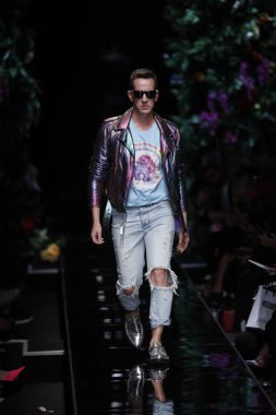Milan, İtalya - 21 Eylül: Tasarımcı Jeremy Scott pist Moschino hazır giyim ilkbahar/yaz 2018 defile sırasında Milano, İtalya Milano moda hafta ilkbahar/yaz 2018 üzerinde 21 Eylül 2017 yürür.
