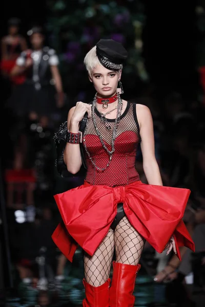 Milano Italia Settembre Una Modella Percorre Passerella Della Sfilata Moschino — Foto Stock