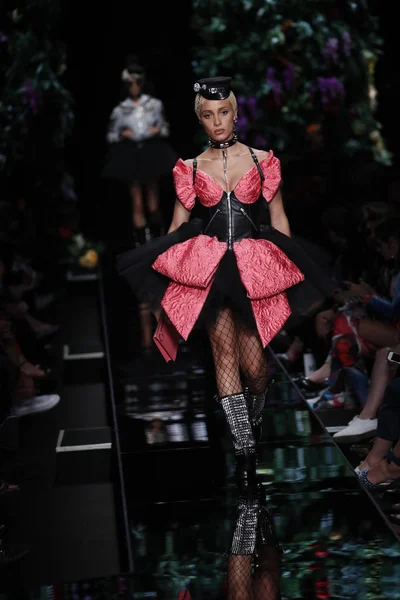Milan Talya Eylül Manken Pist Moschino Hazır Giyim Ilkbahar Yaz — Stok fotoğraf
