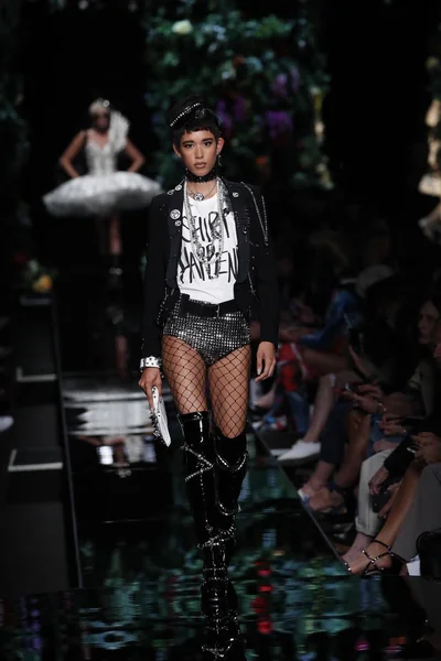 Milán Italia Septiembre Dilone Camina Por Pasarela Desfile Moda Moschino — Foto de Stock