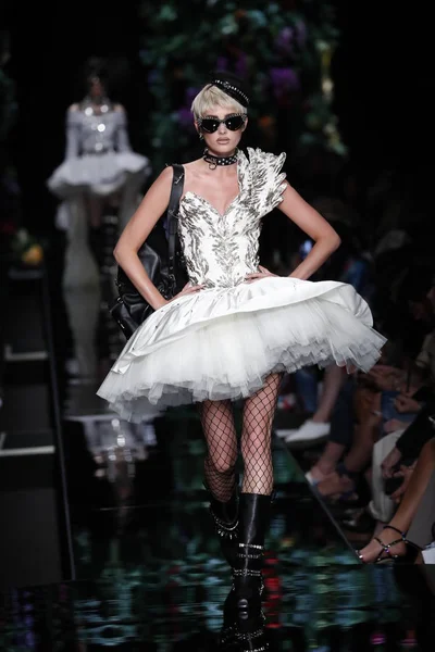 Milan Italy September Elsa Hosk Walks Runway Moschino Ready Wear — Stock Photo, Image