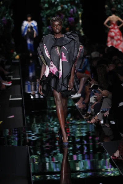 Milan, İtalya - 21 Eylül: Duckie Thot pist Moschino hazır giyim ilkbahar/yaz 2018 defile sırasında Milano, İtalya Milano moda hafta ilkbahar/yaz 2018 üzerinde 21 Eylül 2017 yürür.