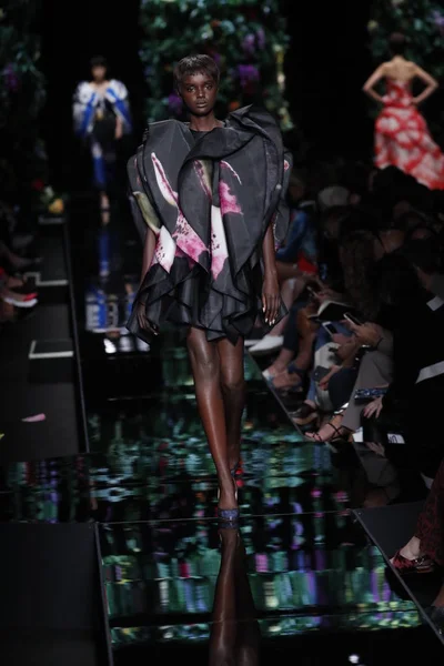 Milán Italia Septiembre Duckie Thot Camina Por Pasarela Desfile Moda —  Fotos de Stock