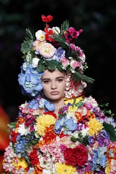Milan Italia Syyskuu Malli Kävelee Kiitotiellä Moschino Ready Wear Spring — kuvapankkivalokuva