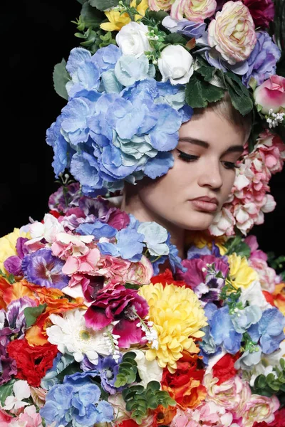 Milan, İtalya - 21 Eylül: Manken pist Moschino hazır giyim ilkbahar/yaz 2018 moda gösterisine, Milano, İtalya Milano moda hafta ilkbahar/yaz 2018 üzerinde 21 Eylül 2017 sırasında yürür.