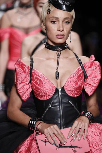 Milan Talya Eylül Modelleri Pist Finale Moschino Hazır Giyim Ilkbahar — Stok fotoğraf