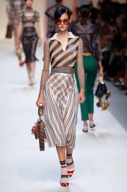 Milan, İtalya - 21 Eylül: Manken, Milano, İtalya Milano moda hafta ilkbahar/yaz 2018 üzerinde 21 Eylül 2017 sırasında Fendi Show'da pist yürür.