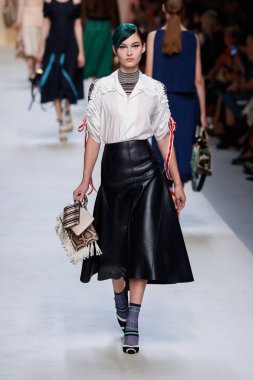 Milan, İtalya - 21 Eylül: Grace Elizabeth, Milano, İtalya Milano moda hafta ilkbahar/yaz 2018 üzerinde 21 Eylül 2017 sırasında Fendi Show'da pist yürür.