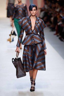 Milan, İtalya - 21 Eylül: Kaia Gerber, Milano, İtalya Milano moda hafta ilkbahar/yaz 2018 üzerinde 21 Eylül 2017 sırasında Fendi Show'da pist yürür.