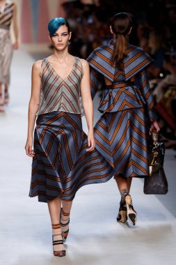 Milan, İtalya - 21 Eylül: Manken, Milano, İtalya Milano moda hafta ilkbahar/yaz 2018 üzerinde 21 Eylül 2017 sırasında Fendi Show'da pist yürür.