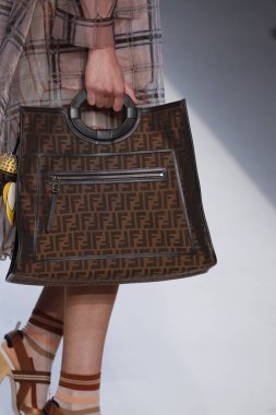 Milan, İtalya - 21 Eylül: Manken, Milano, İtalya Milano moda hafta ilkbahar/yaz 2018 üzerinde 21 Eylül 2017 sırasında Fendi Show'da pist yürür.