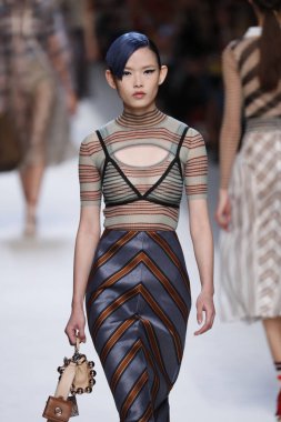 Milan, İtalya - 21 Eylül: Manken, Milano, İtalya Milano moda hafta ilkbahar/yaz 2018 üzerinde 21 Eylül 2017 sırasında Fendi Show'da pist yürür.
