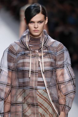 Milan, İtalya - 21 Eylül: Manken, Milano, İtalya Milano moda hafta ilkbahar/yaz 2018 üzerinde 21 Eylül 2017 sırasında Fendi Show'da pist yürür.