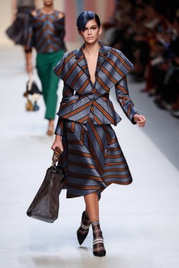Milan, İtalya - 21 Eylül: Kaia Gerber, Milano, İtalya Milano moda hafta ilkbahar/yaz 2018 üzerinde 21 Eylül 2017 sırasında Fendi Show'da pist yürür.