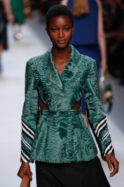 Milan, İtalya - 21 Eylül: Manken, Milano, İtalya Milano moda hafta ilkbahar/yaz 2018 üzerinde 21 Eylül 2017 sırasında Fendi Show'da pist yürür.