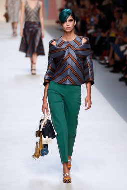 Milan, İtalya - 21 Eylül: Manken, Milano, İtalya Milano moda hafta ilkbahar/yaz 2018 üzerinde 21 Eylül 2017 sırasında Fendi Show'da pist yürür.