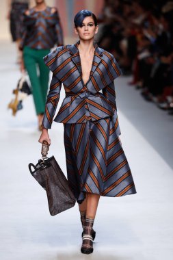 Milan, İtalya - 21 Eylül: Kaia Gerber, Milano, İtalya Milano moda hafta ilkbahar/yaz 2018 üzerinde 21 Eylül 2017 sırasında Fendi Show'da pist yürür.