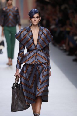 Milan, İtalya - 21 Eylül: Kaia Gerber, Milano, İtalya Milano moda hafta ilkbahar/yaz 2018 üzerinde 21 Eylül 2017 sırasında Fendi Show'da pist yürür.
