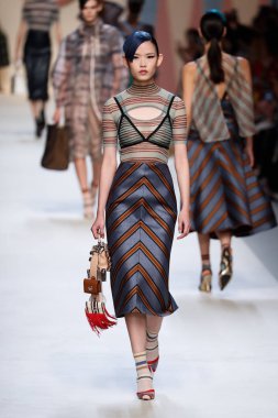 Milan, İtalya - 21 Eylül: Manken, Milano, İtalya Milano moda hafta ilkbahar/yaz 2018 üzerinde 21 Eylül 2017 sırasında Fendi Show'da pist yürür.